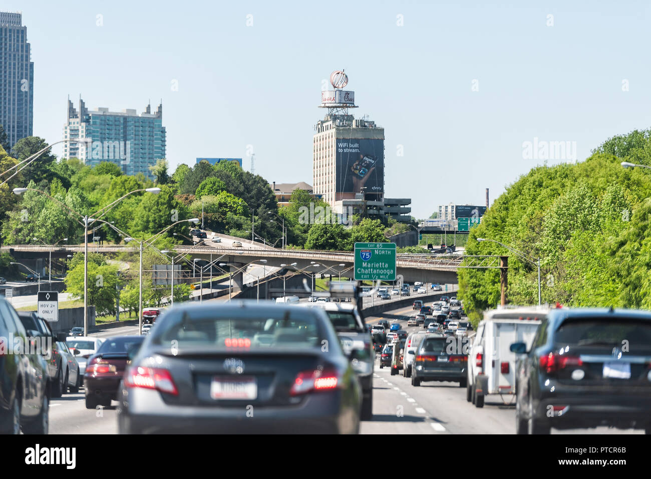 Atlanta, Stati Uniti d'America - 20 Aprile 2018: I-85 Interstate 85 autostrada strada durante il giorno nella capitale città della Georgia, automobili nel traffico, uscita segno per Marrietta, Ch Foto Stock