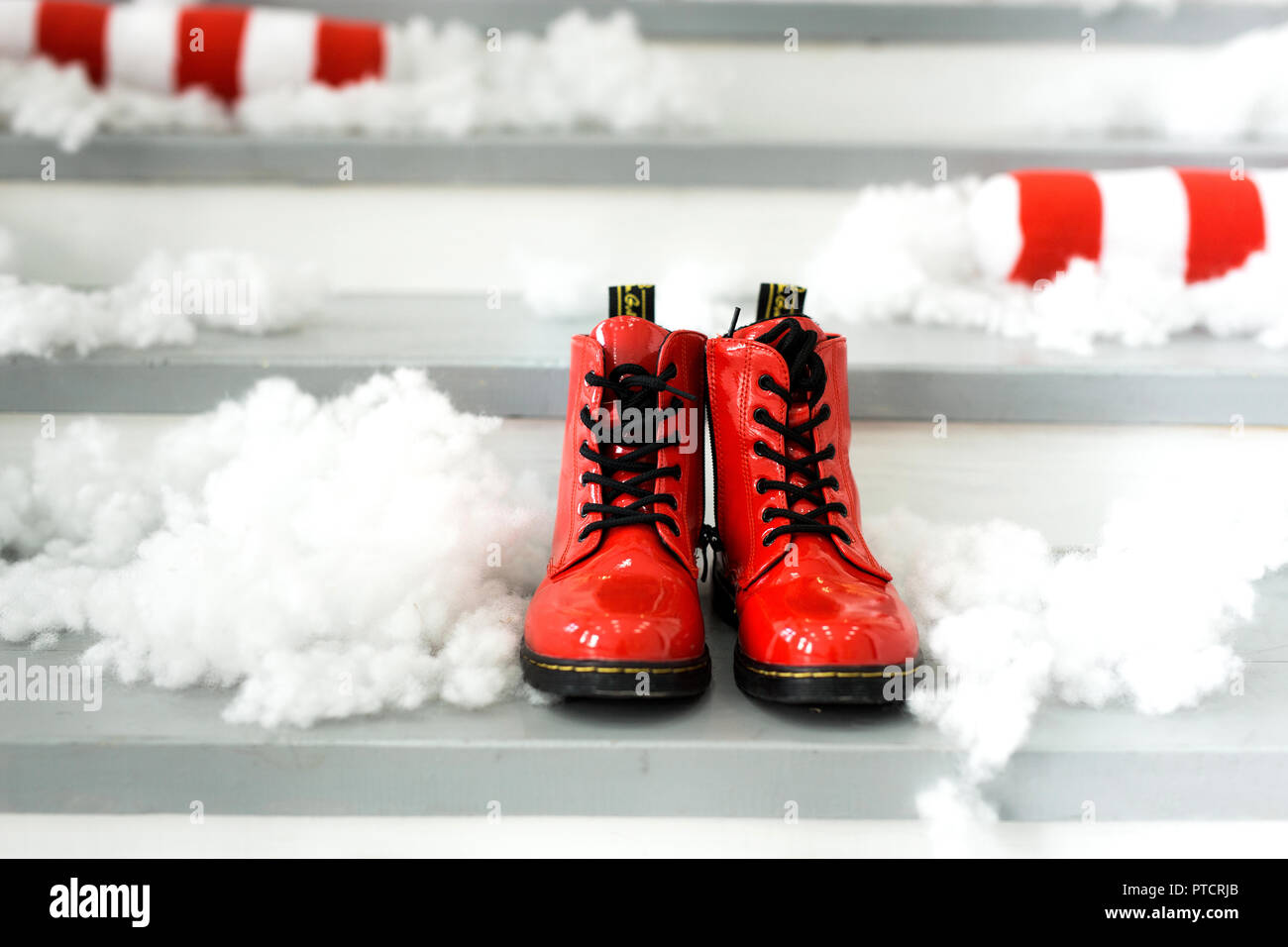 Concetto di natale con red shoes. Santa's scarpe. Foto Stock