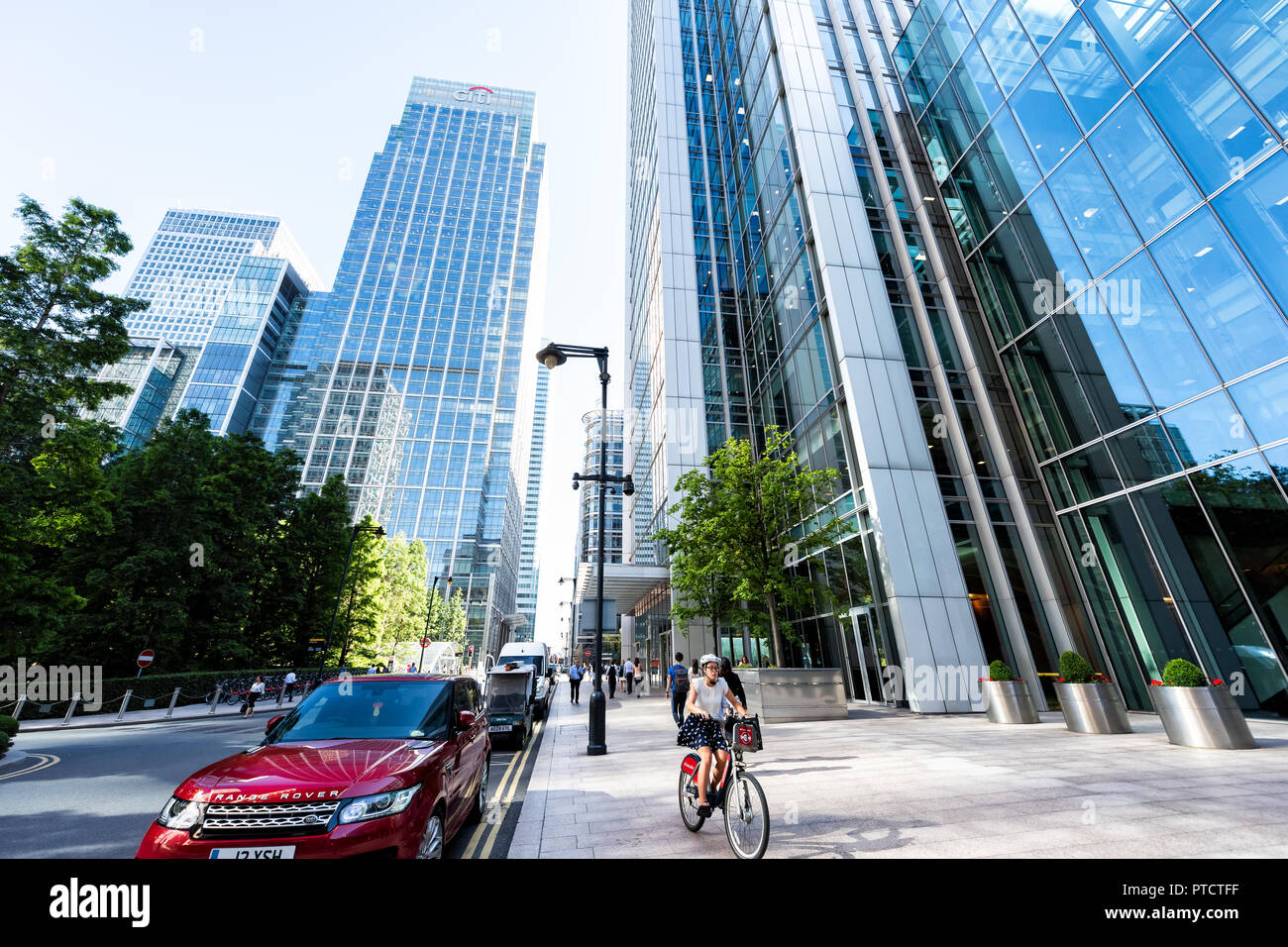 London, Regno Unito - 26 Giugno 2018: Cityscape skyline esterno dell ufficio blu banca finanziaria edifici di Canary Wharf Docklands, architettura, business peopl Foto Stock