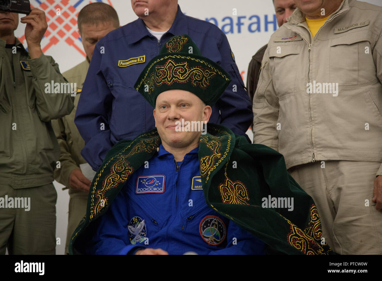 Stazione Spaziale Internazionale Expedition 56 cosmonauta Oleg Artemyev poggia vestito nel tradizionale abbigliamento kazako durante la cerimonia di benvenuto all aeroporto di Karaganda poco dopo lo sbarco nel russo Soyuz MS-08 navicella spaziale Ottobre 4, 2018 in Zhezkazgan, Kazakistan. Foto Stock