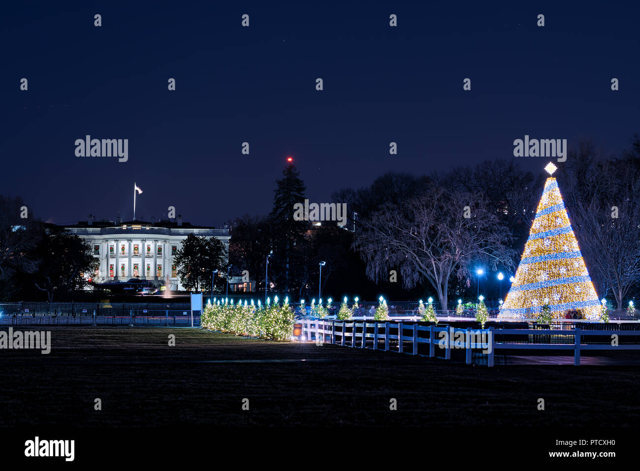 Washington Dc Stati Uniti D America 28 Dicembre 2017 Casa Bianca Illuminata Con Albero Di Natale Prima Di Capodanno Con Ornamento Illuminazione A Ora Buia Notte Foto Stock Alamy