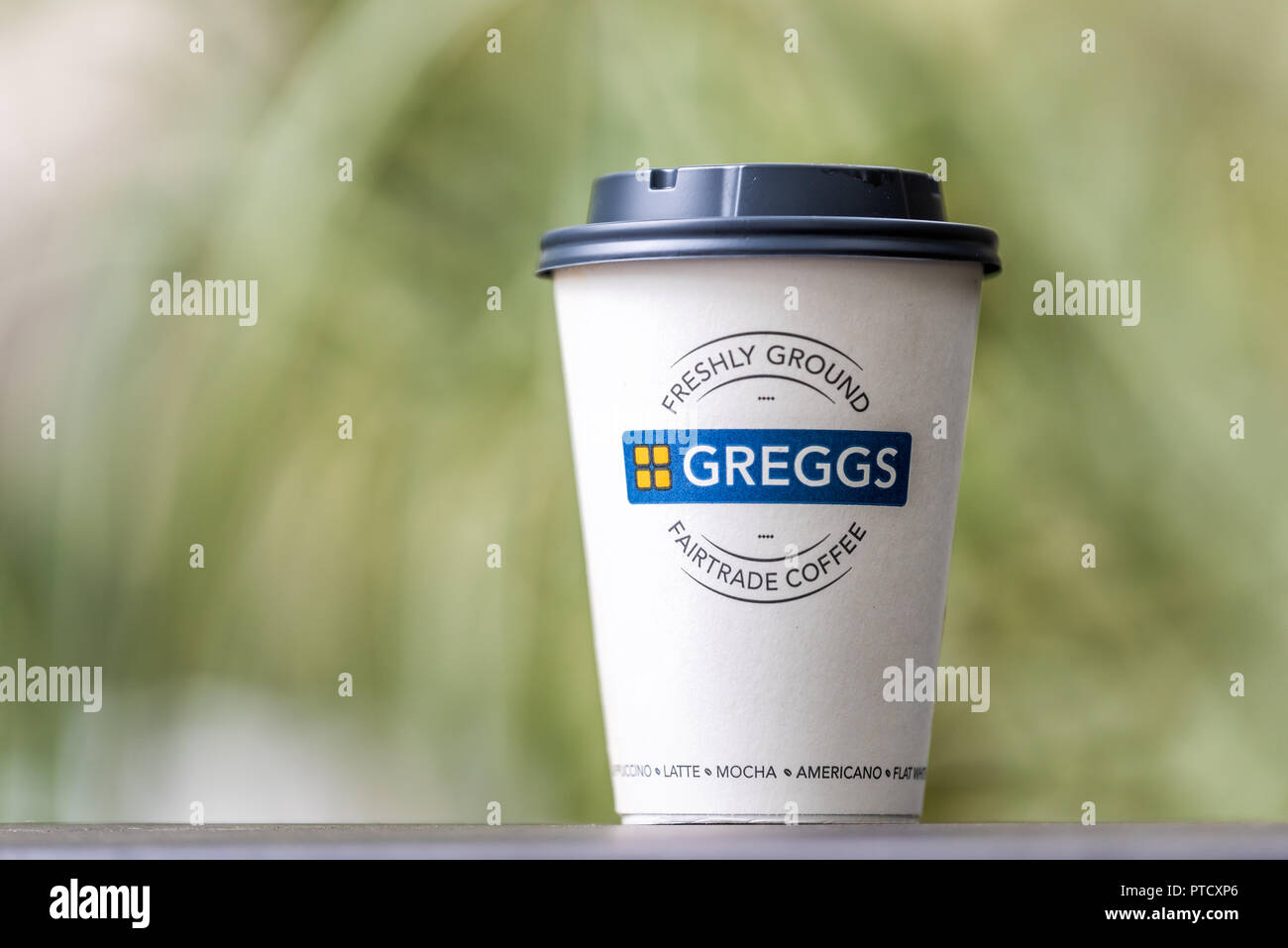London, Regno Unito - 12 Settembre 2018: primo piano della Greggs fairtrade carta tazza di caffè e segno, illustrativi editoriale, cafe per andare con coperchio nel Regno Unito, Foto Stock