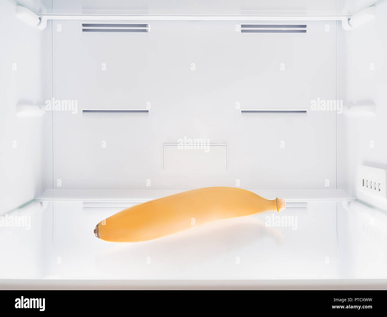 Singola banana nel frigo vuoto. Foto Stock