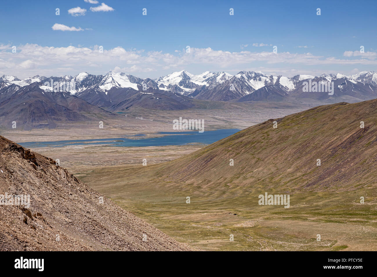 Vista del lago Zorkul e grande afgana Pamir dal bel Airyk Pass, Keng Shiber, Pamir Mountains, Gorno Badakshan Regione autonoma, Tagikistan. Foto Stock