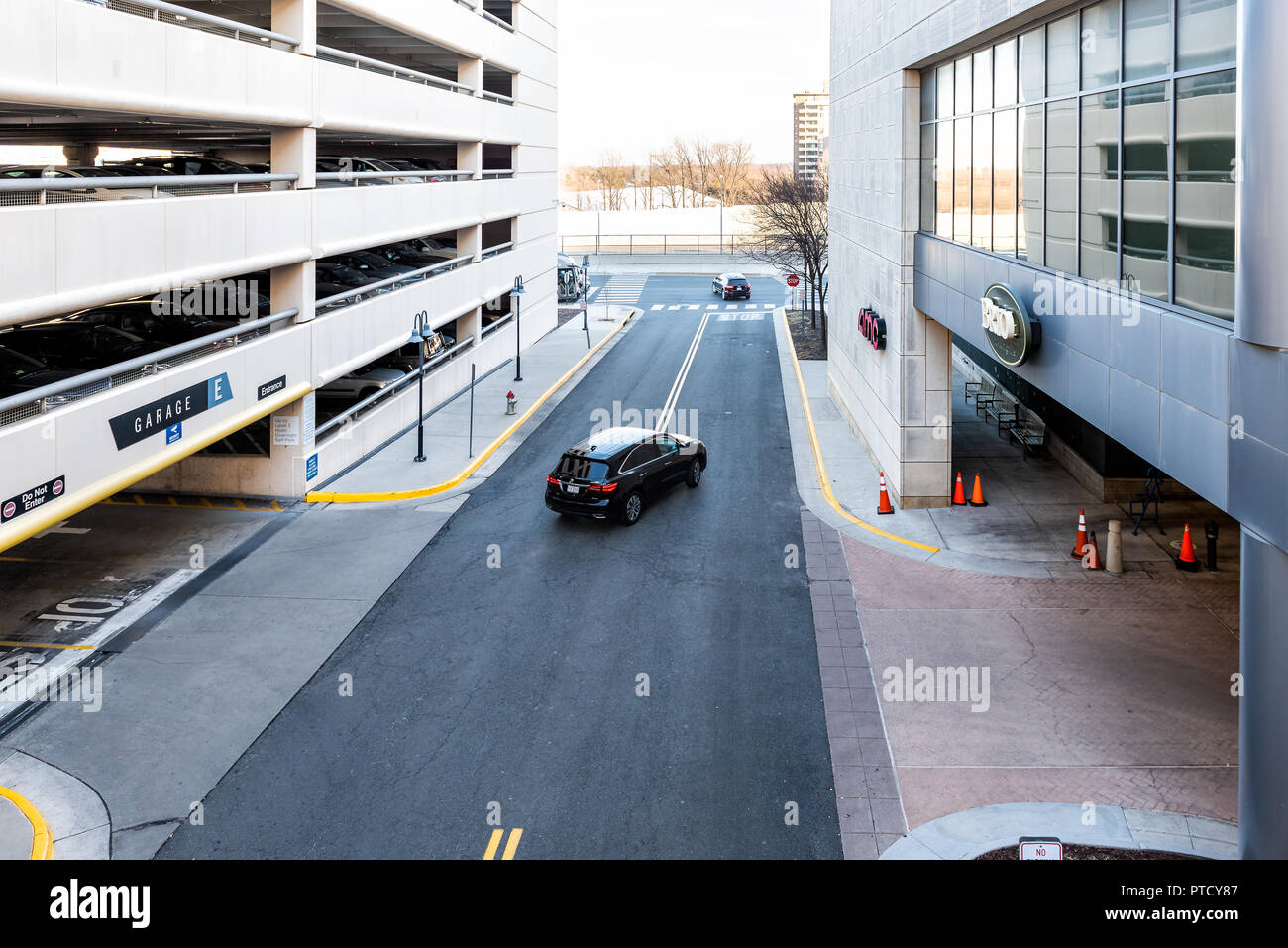 Tysons, Stati Uniti d'America - 26 Gennaio 2018: Antenna, sopra, ad alto angolo di visione dell'architettura esterna del Tyson's Corner Mall di Fairfax, Virginia da Mclean, parcheggio Foto Stock