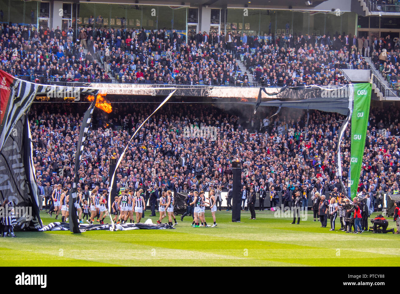 Strappata Collingwood football club banner in 2018 AFL Grand Final di MCG Melbourne Victoria Australia. Foto Stock