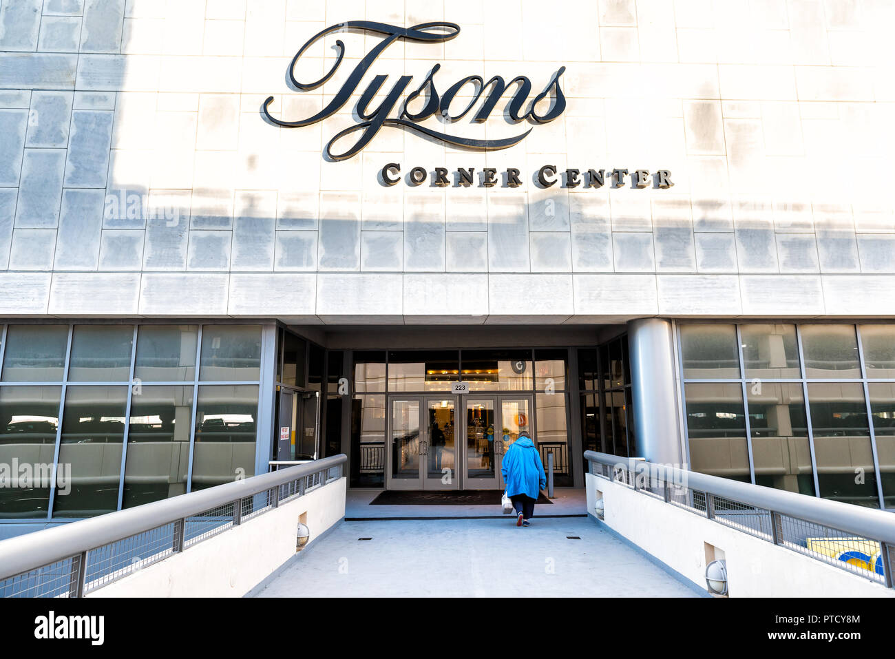 Tysons, Stati Uniti d'America - 26 Gennaio 2018: facciata segno, le porte di ingresso sul ponte a Tyson's Corner Mall di Fairfax, Virginia da Mclean con gente che cammina Foto Stock