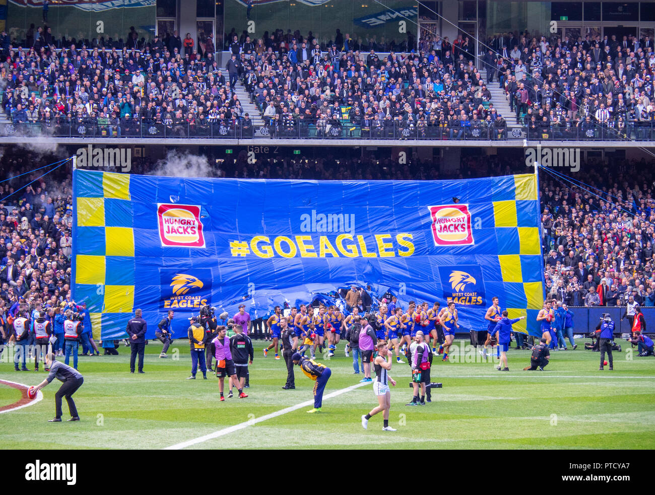 West Coast Eagles football club i calciatori in esecuzione attraverso banner a 2018 AFL Grand Final di MCG Melbourne Victoria Australia. Foto Stock