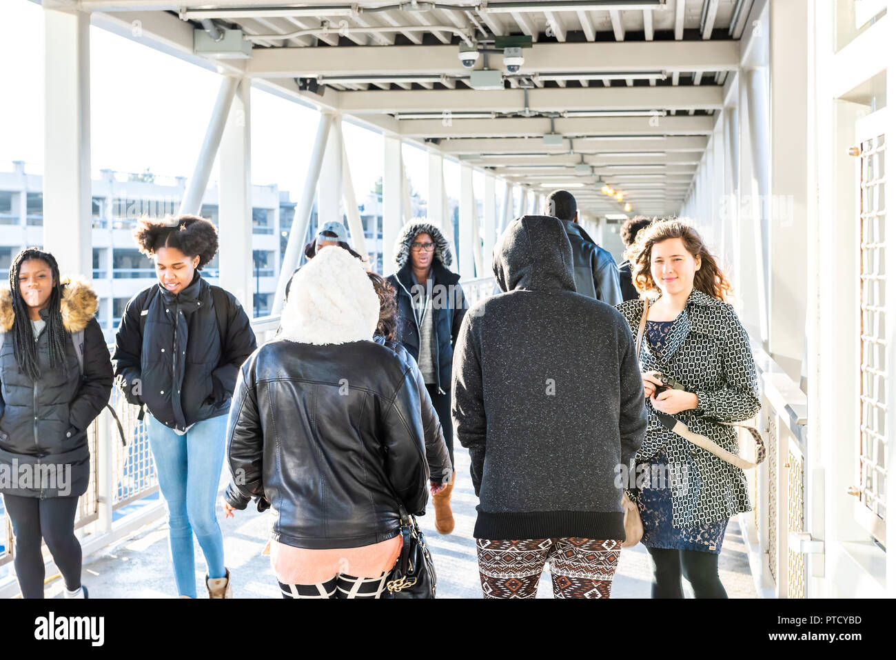 Tysons, Stati Uniti d'America - 26 Gennaio 2018: occupato la passerella a Tyson's Corner Mall alla metropolitana la stazione della metropolitana di Fairfax, Virginia da Mclean, con ponte, la gente camminare f Foto Stock