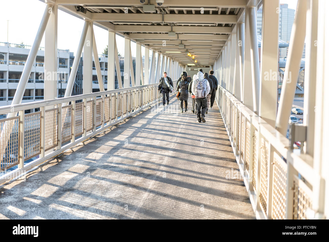 Tysons, Stati Uniti d'America - 26 Gennaio 2018: passerella Ponte a Tyson's Corner Mall alla metropolitana la stazione della metropolitana di Fairfax, Virginia da Mclean, con persone, imprenditore wa Foto Stock