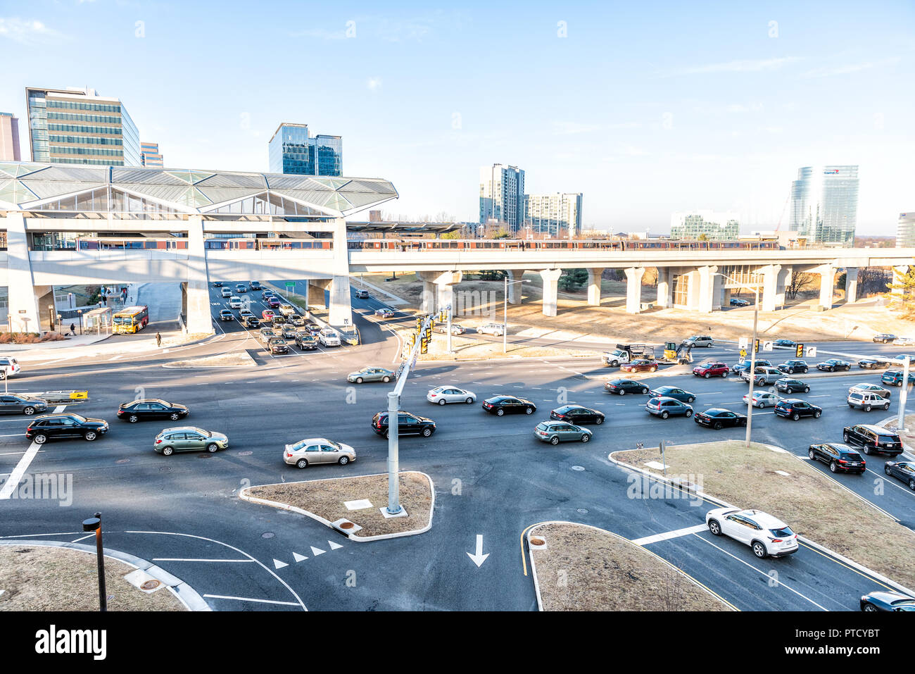 Tysons, Stati Uniti d'America - 26 Gennaio 2018: Tyson's Corner Mall alla metropolitana la stazione della metropolitana di Fairfax, Virginia da Mclean, vista aerea verso il basso della strada e autostrada, commutare, C Foto Stock