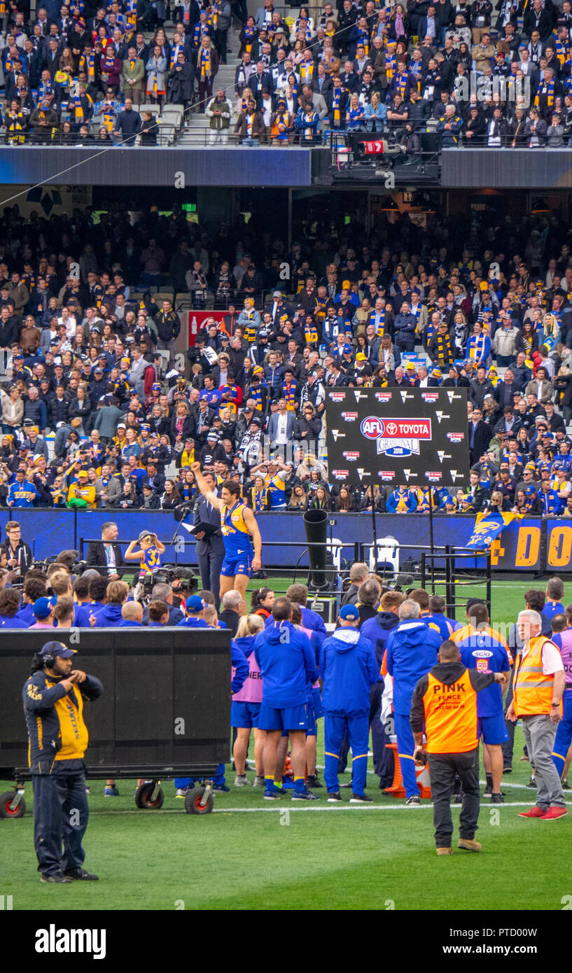 West Coast Eagles premiership player Tom Barrass sul palco in festa dopo il 2018 AFL Grand Final di MCG Melbourne Victoria Australia. Foto Stock