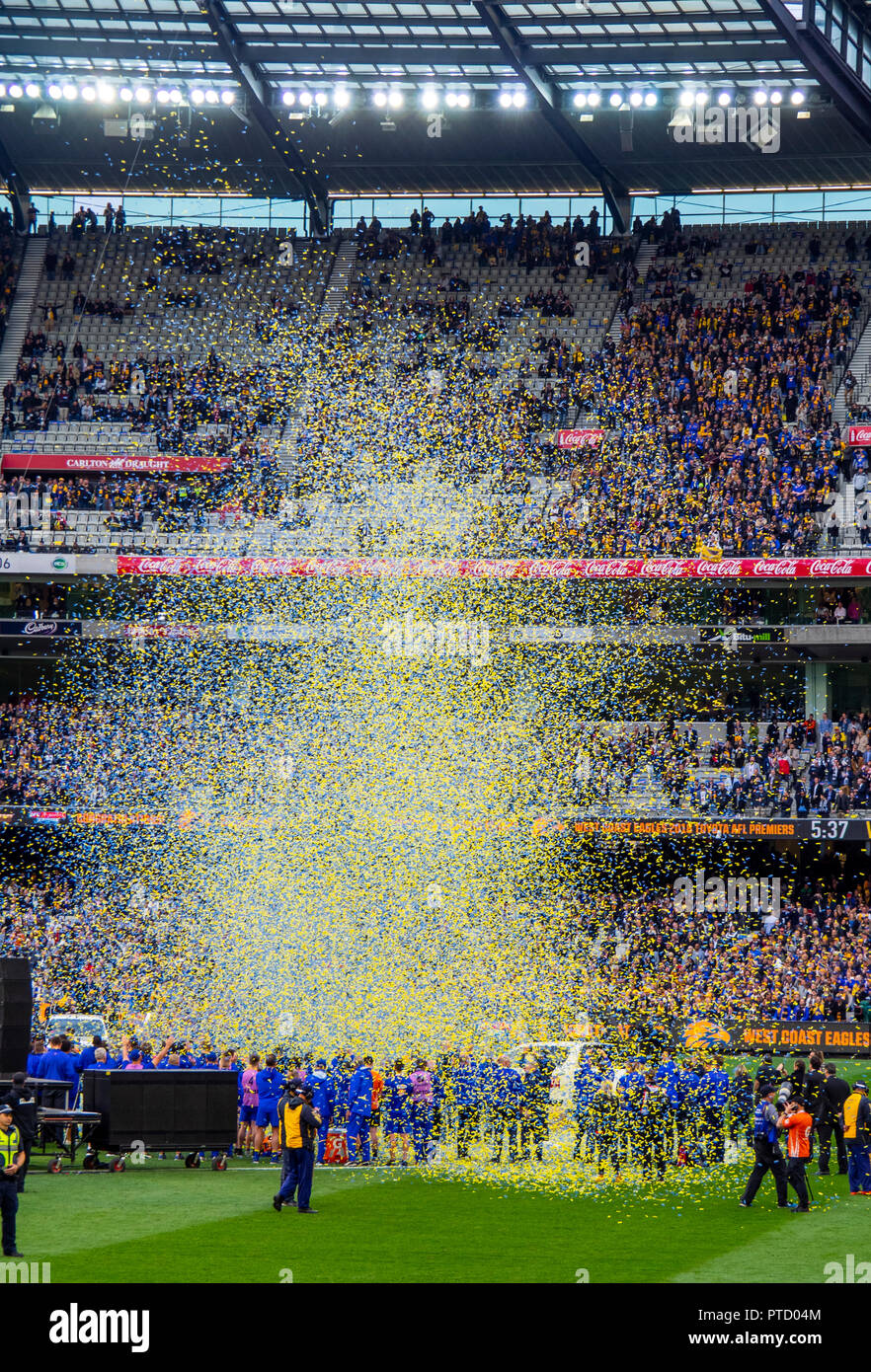 Coriandoli, West Coast Eagles premiership i giocatori in festa dopo il 2018 AFL Grand Final di MCG Melbourne Victoria Australia. Foto Stock