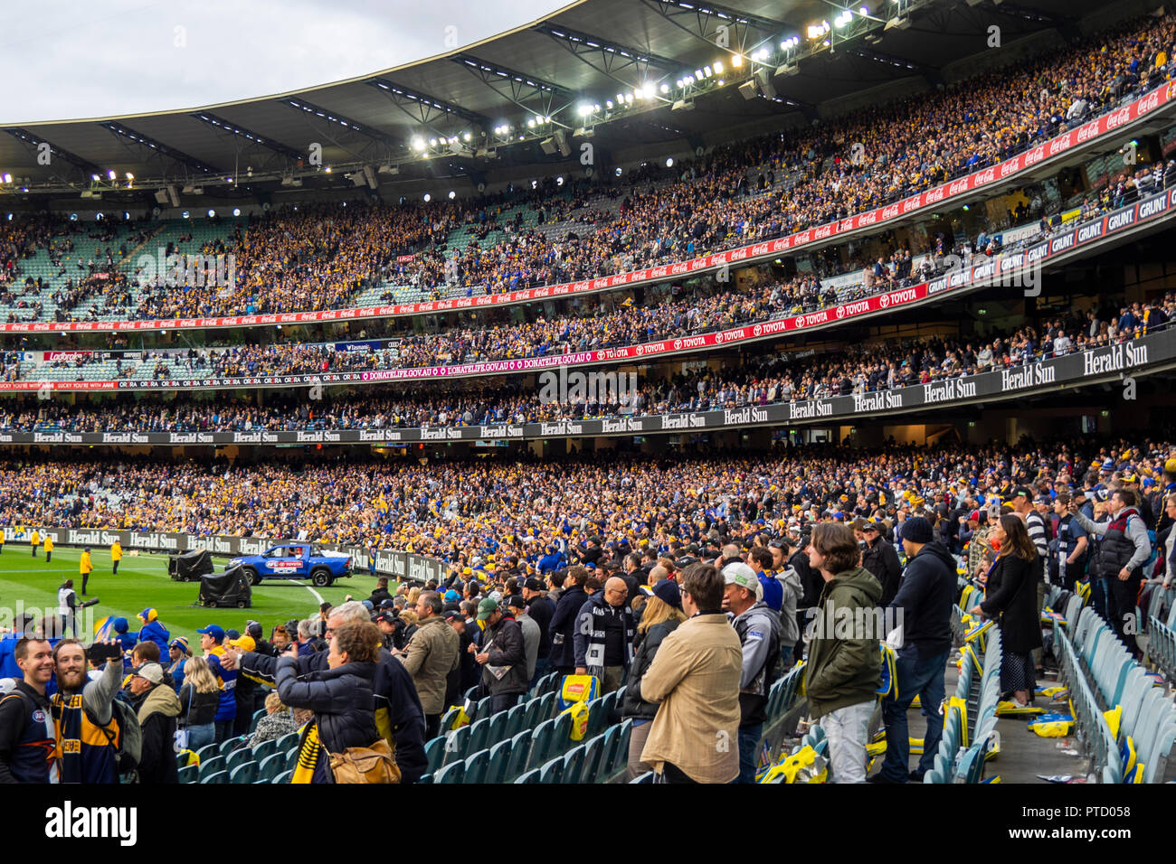 West Coast Eagles e Collingwood tifosi e sostenitori a 2018 AFL Grand Final di MCG Melbourne Victoria Australia. Foto Stock