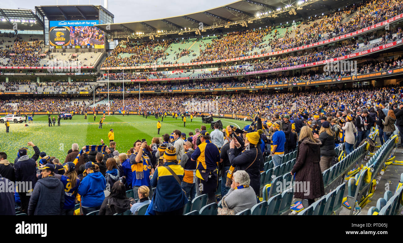 West Coast Eagles e Collingwood tifosi e sostenitori a 2018 AFL Grand Final di MCG Melbourne Victoria Australia. Foto Stock
