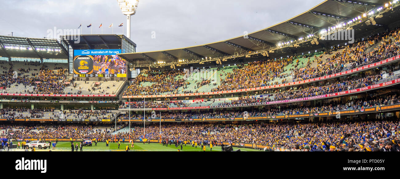 West Coast Eagles e Collingwood tifosi e sostenitori a 2018 AFL Grand Final di MCG Melbourne Victoria Australia. Foto Stock