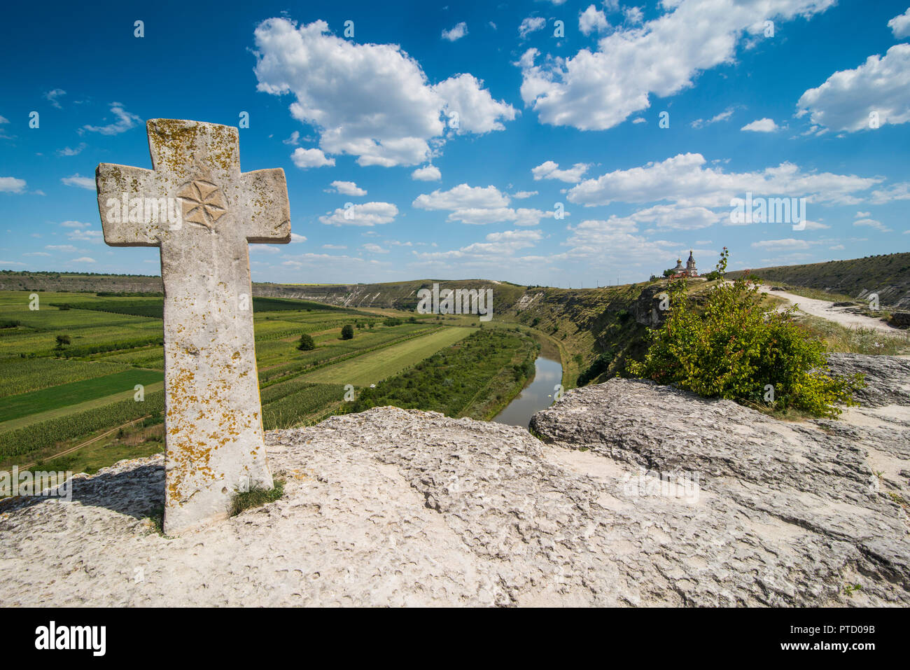 Vecchia croce cristiana sopra il tempio storico complesso di Vecchio Orhei o Orheiul Vechi, Moldavia Foto Stock