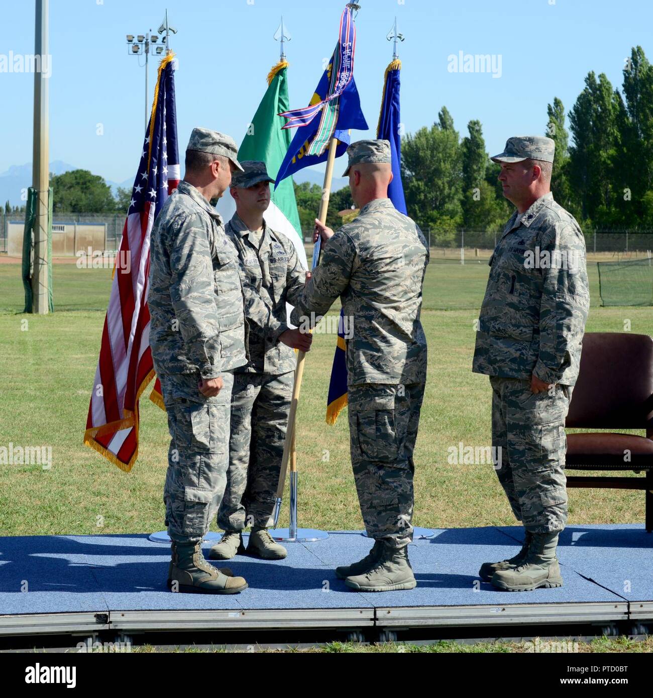 Stati Uniti Air Force MSgt Giacobbe R. Elliott, dal 731st munizioni Squadron, sta passando i colori NEGLI STATI UNITI. Air Force Lt. Col. Mark L. Ashman, comandante uscente della 731st munizioni Squadron, durante la modifica del comando cerimonia, Camp Darby, Italia, Luglio 7, 2017. Foto Stock