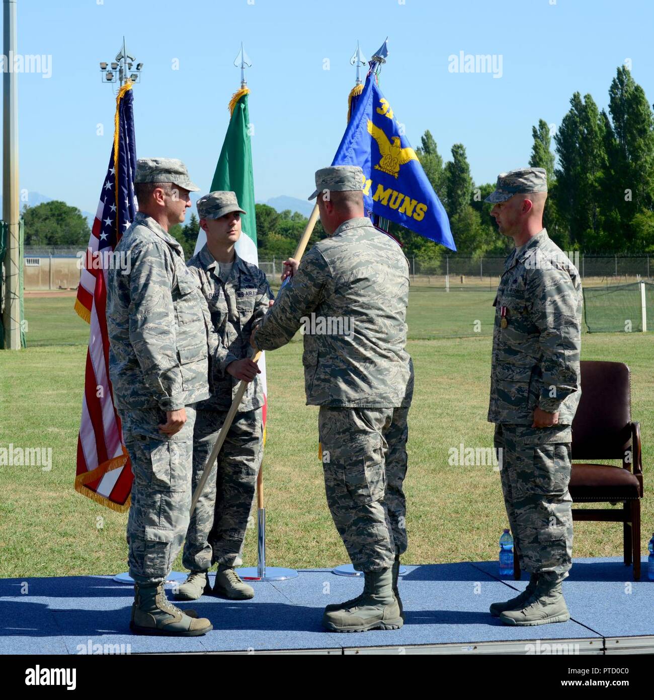 Stati Uniti Air Force Lt. Col. Terry L. Wanner JR, il comandante in entrata delle munizioni 731st Squadron, sta passando i colori NEGLI STATI UNITI. Air Force MSgt Giacobbe R. Elliott, dal 731st munizioni Squadron, durante la modifica del comando cerimonia di premiazione che si terrà a Camp Darby, Italia, Luglio 7, 2017. Foto Stock