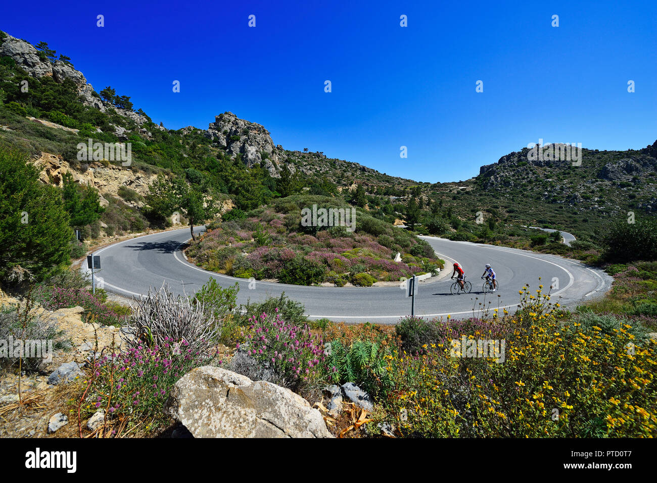 Due corridori ciclisti su strada sinuosa, vicino Kalamafka, Creta, Grecia Foto Stock