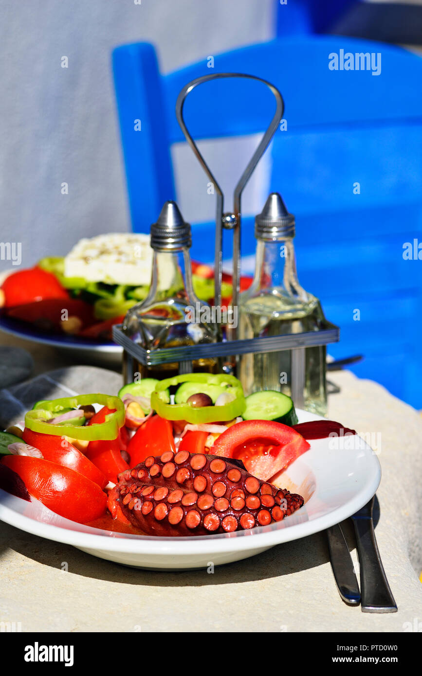 Il polpo con pomodoro e paprika servita su piastra, aceto e olio nel retro, taverna greca, mirtos, Creta, Grecia Foto Stock