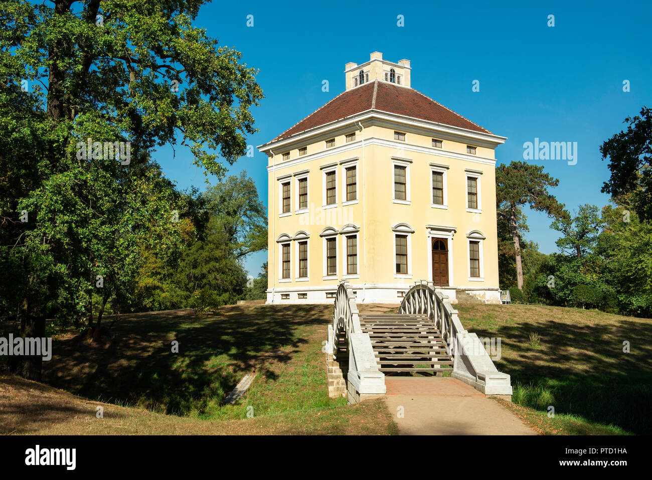 Parco paesaggio con Castello Luisium, Dessau-Wörlitz Garden Realm, Sito Patrimonio Mondiale dell'UNESCO, Dessau, Sassonia-Anhalt, Germania Foto Stock