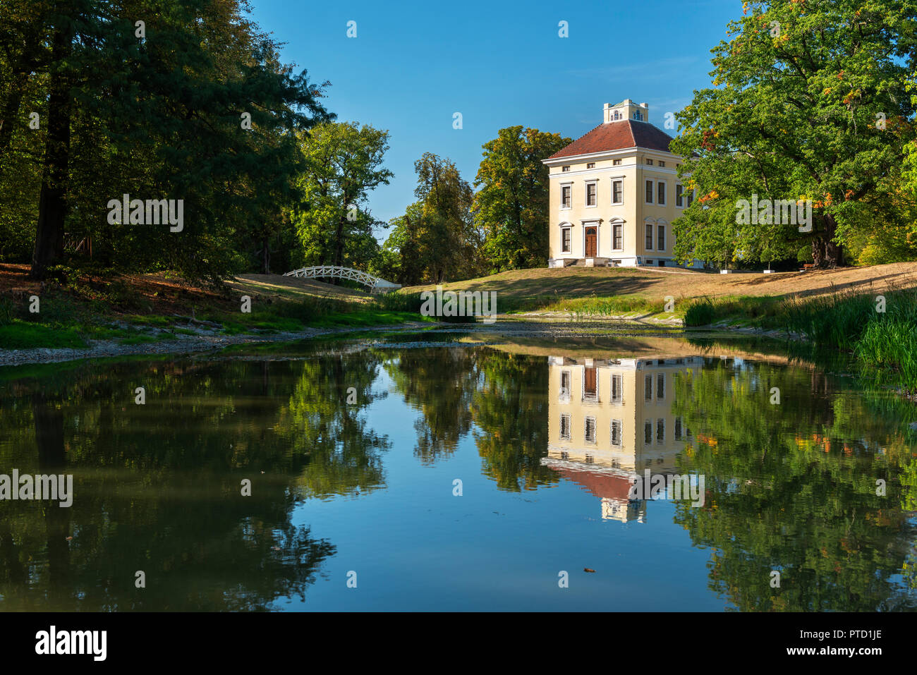 Parco paesaggio con Castello Luisium, Dessau-Wörlitz Garden Realm, Sito Patrimonio Mondiale dell'UNESCO, Dessau, Sassonia-Anhalt, Germania Foto Stock
