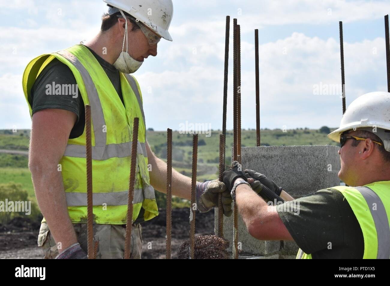 Cpl. Matt Williams della 225th tecnici sul campo, U.K. Royal Monmouthshire Royal Engineers (milizia), cravatte rebar mentre Sapper Mulligan mantiene costante. Il tondino è la parete interna del supporto per un luce gamma di demolizione in corso di costruzione come parte del funzionamento del Castello risoluto 2017 presso il Comune di Centro Nazionale di Allenamento, Cincu, Romania. La risoluta Castello è un esercizio rafforzare l'alleanza NATO e di rafforzare la sua capacità di formazione congiunta e la risposta alle minacce all'interno della regione. Foto Stock