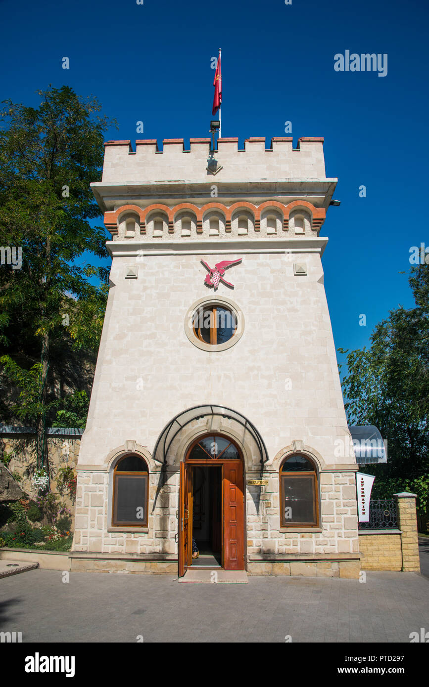 Torre d'ingresso della cantina Cricova, Cricova, Moldavia Foto Stock