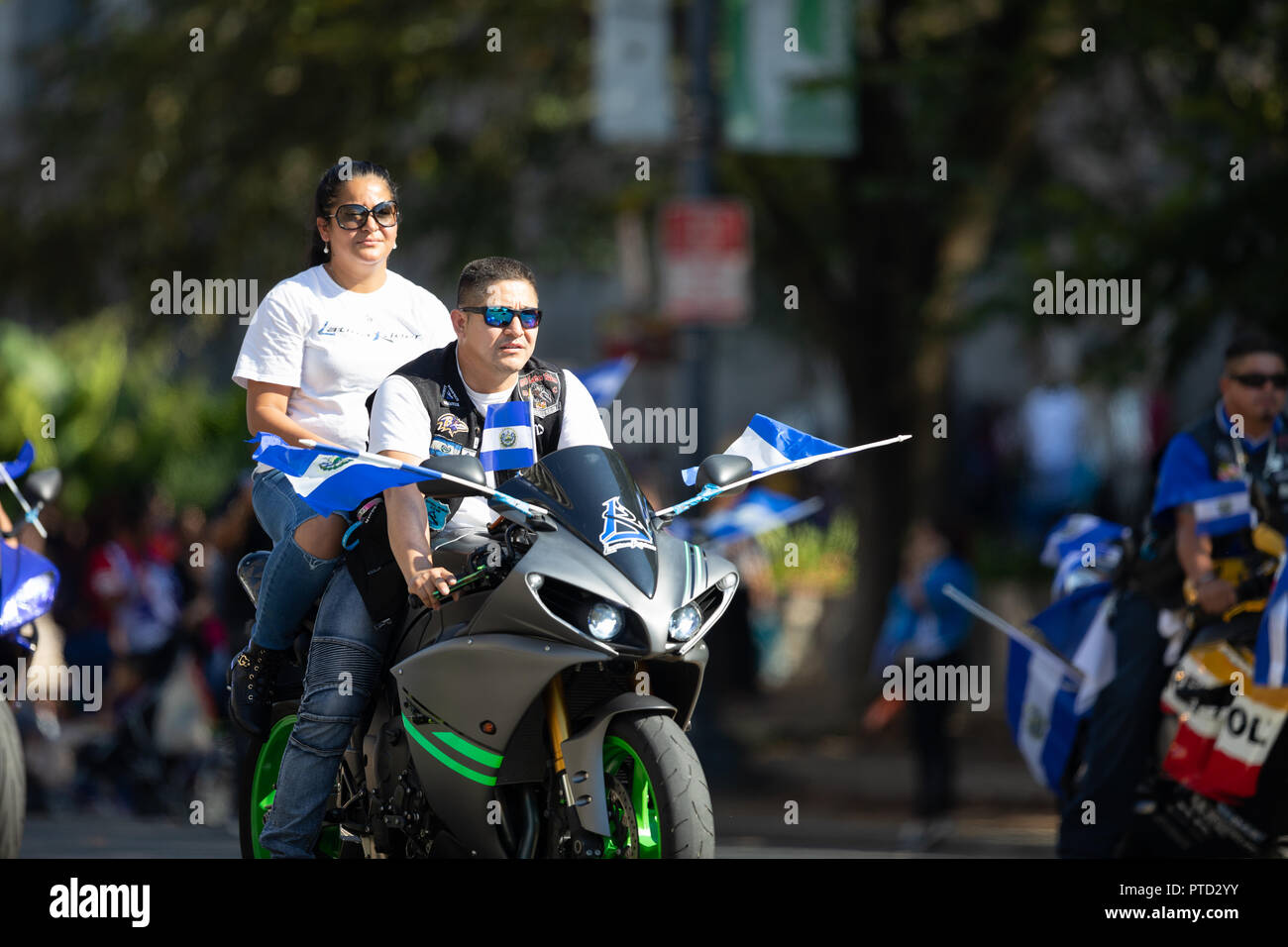Washington, Stati Uniti d'America - 29 Settembre 2018: La Fiesta DC Parade, motociclisti da El Salvador El portando bandiere di El Salvador Foto Stock