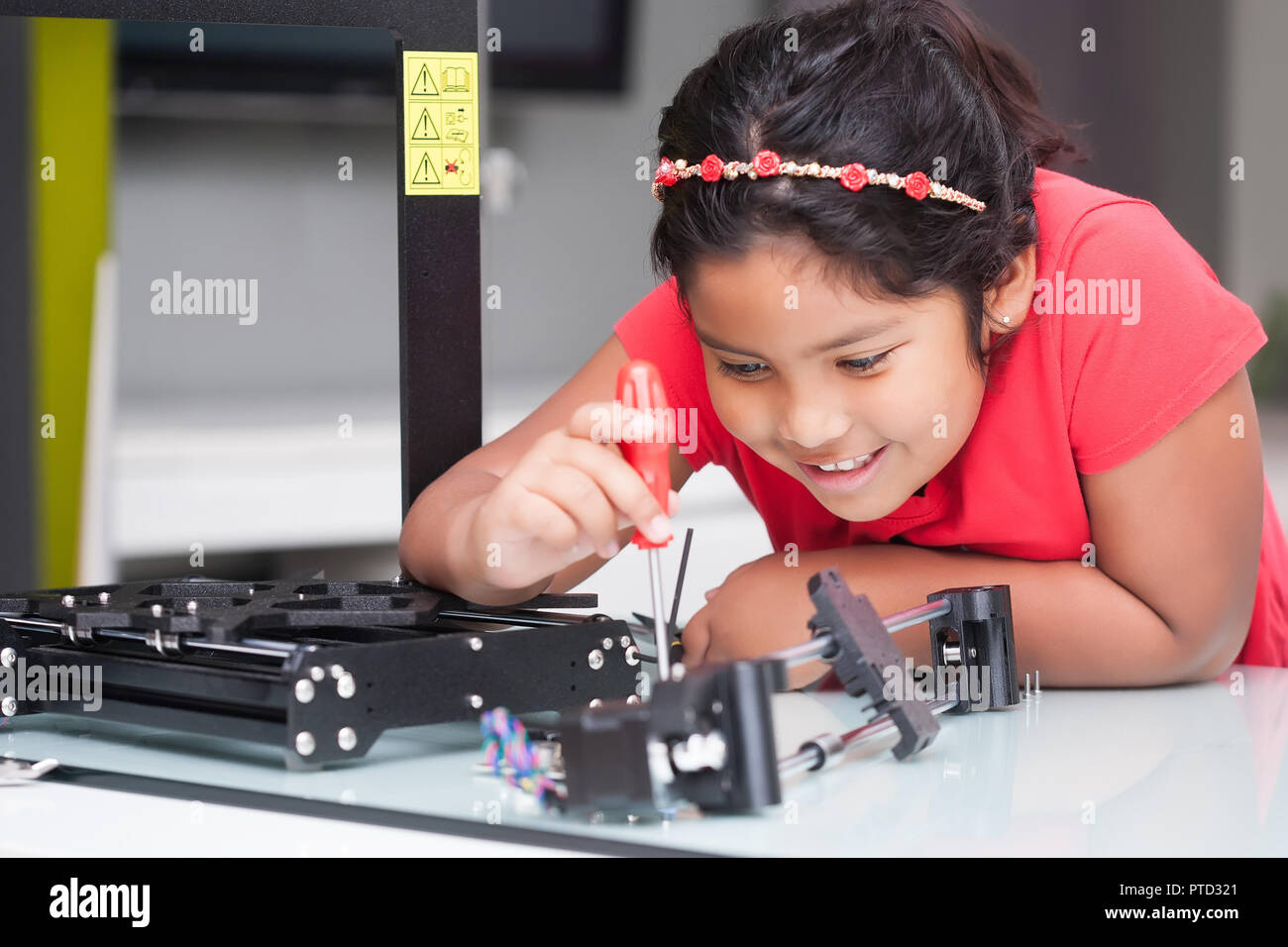 Livello Genius kid imparare circa 3D stampanti mediante la costruzione di esso e seguendo le indicazioni in classe a stelo Foto Stock