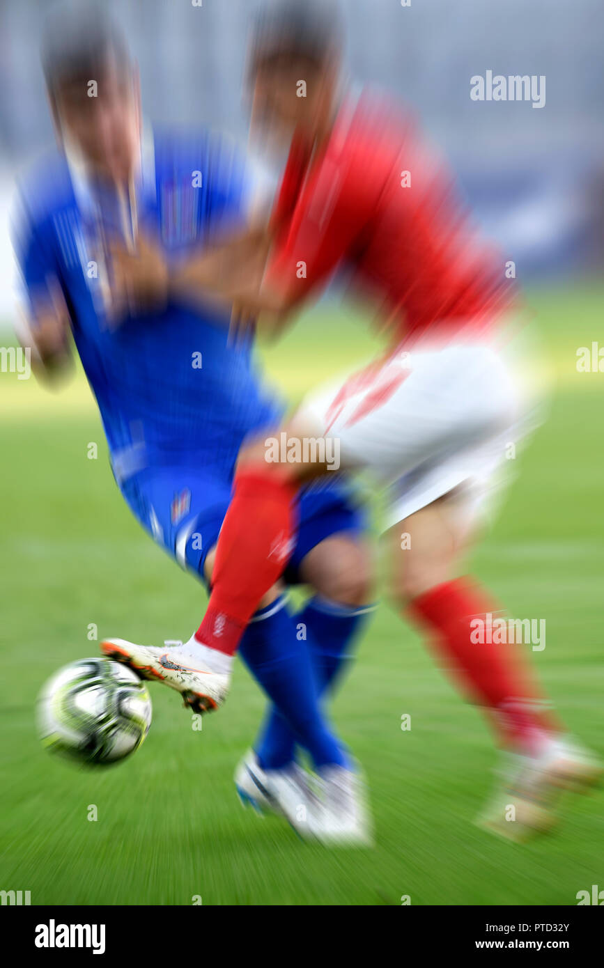 Soccer duello, due giocatori di calcio, motion blur, Svizzera Foto Stock