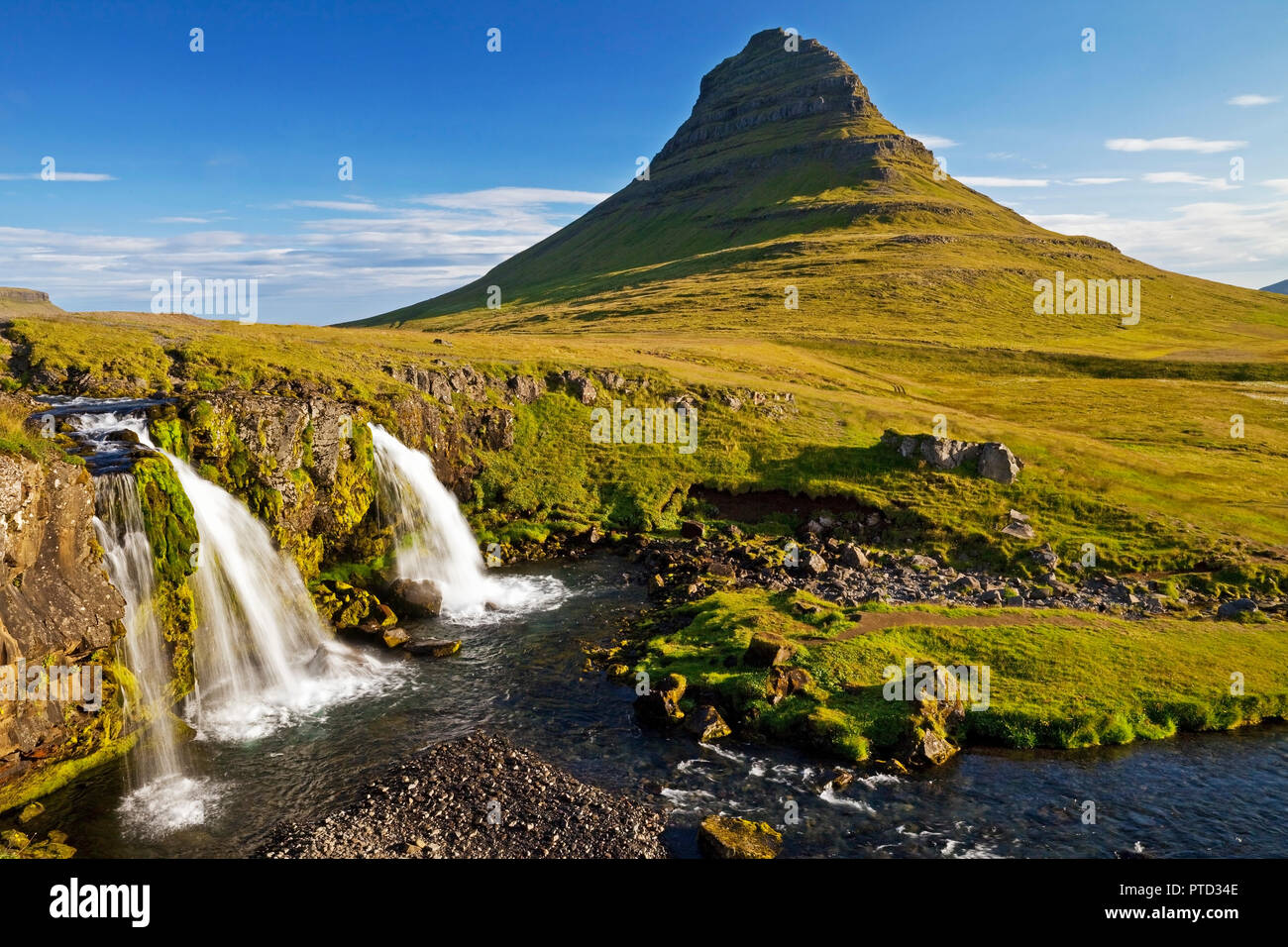 Kirkjufellsfoss cascata e il Monte Kirkjufell, vicino Grundarfjördur, Snaefellsnes, Western Islanda Islanda Foto Stock