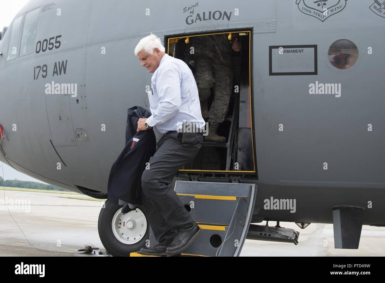 Stati Uniti Membro del congresso Bob Gibbs ha girato un C-130H Hercules il 10 luglio 2017, durante la sua visita alla 179th Airlift Wing, Mansfield, Ohio. Egli è venuto per incontrare il Wing Commander, Col. Jim Camp, e altri alti dirigenti. (Air National Guard Foto Stock