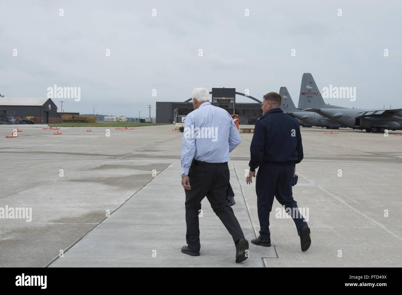 Stati Uniti Membro del congresso Bob Gibbs ha girato un C-130H Hercules il 10 luglio 2017, durante la sua visita alla 179th Airlift Wing, Mansfield, Ohio. Egli è venuto per incontrare il Wing Commander, Col. Jim Camp, e altri alti dirigenti. (Air National Guard Foto Stock