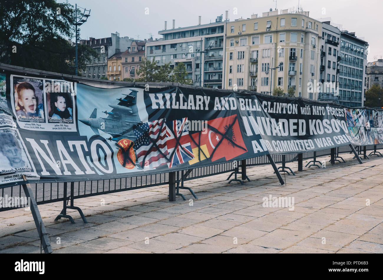 Anti-NATO banner di protesta al di fuori della casa dell'Assemblea nazionale della Repubblica di Serbia, Belgrado, Serbia, Balcani, Settembre 2018 Foto Stock