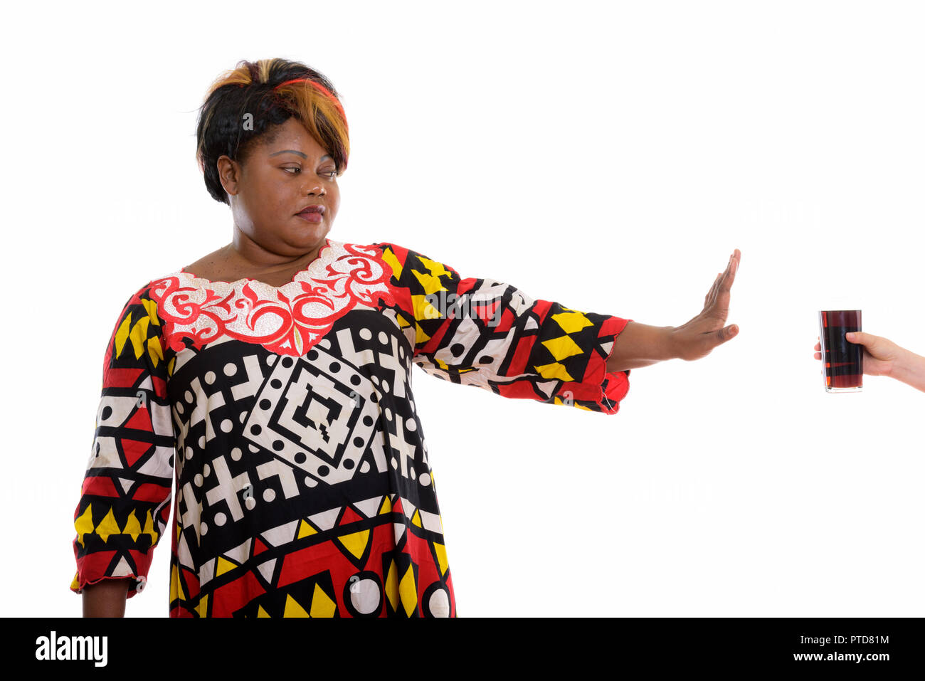 Studio shot di grasso nero donna africana di rigetto di vetro soda d Foto Stock