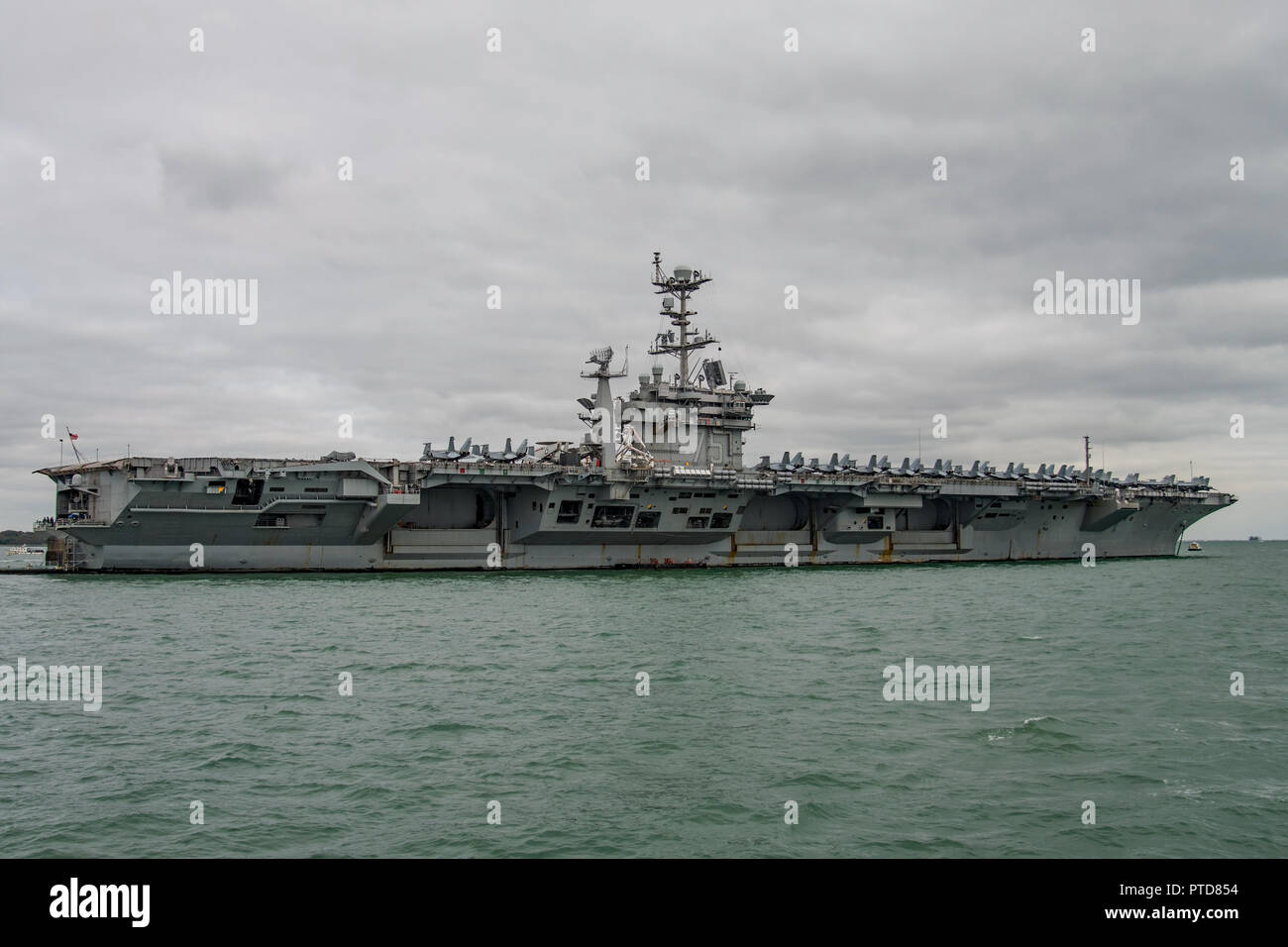 US Navy navi da guerra, la portaerei USS Harry S Truman (CVN 75) ad ancorare nel Solent per visitare Portsmouth, Regno Unito tra il 6th-10th October 2018. Foto Stock