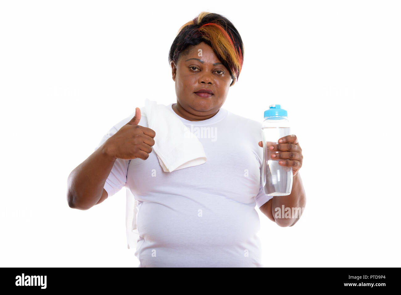 Il Grasso nero donna africana tenendo la bottiglia di acqua e dando pollice in alto Foto Stock