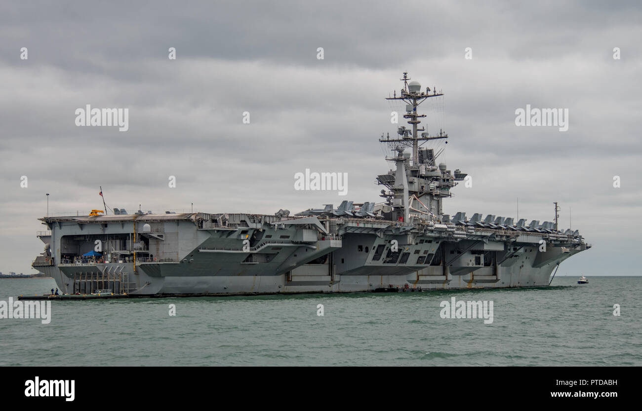 US Navy navi da guerra, la portaerei USS Harry S Truman (CVN 75) ad ancorare nel Solent per visitare Portsmouth, Regno Unito tra il 6th-10th October 2018. Foto Stock