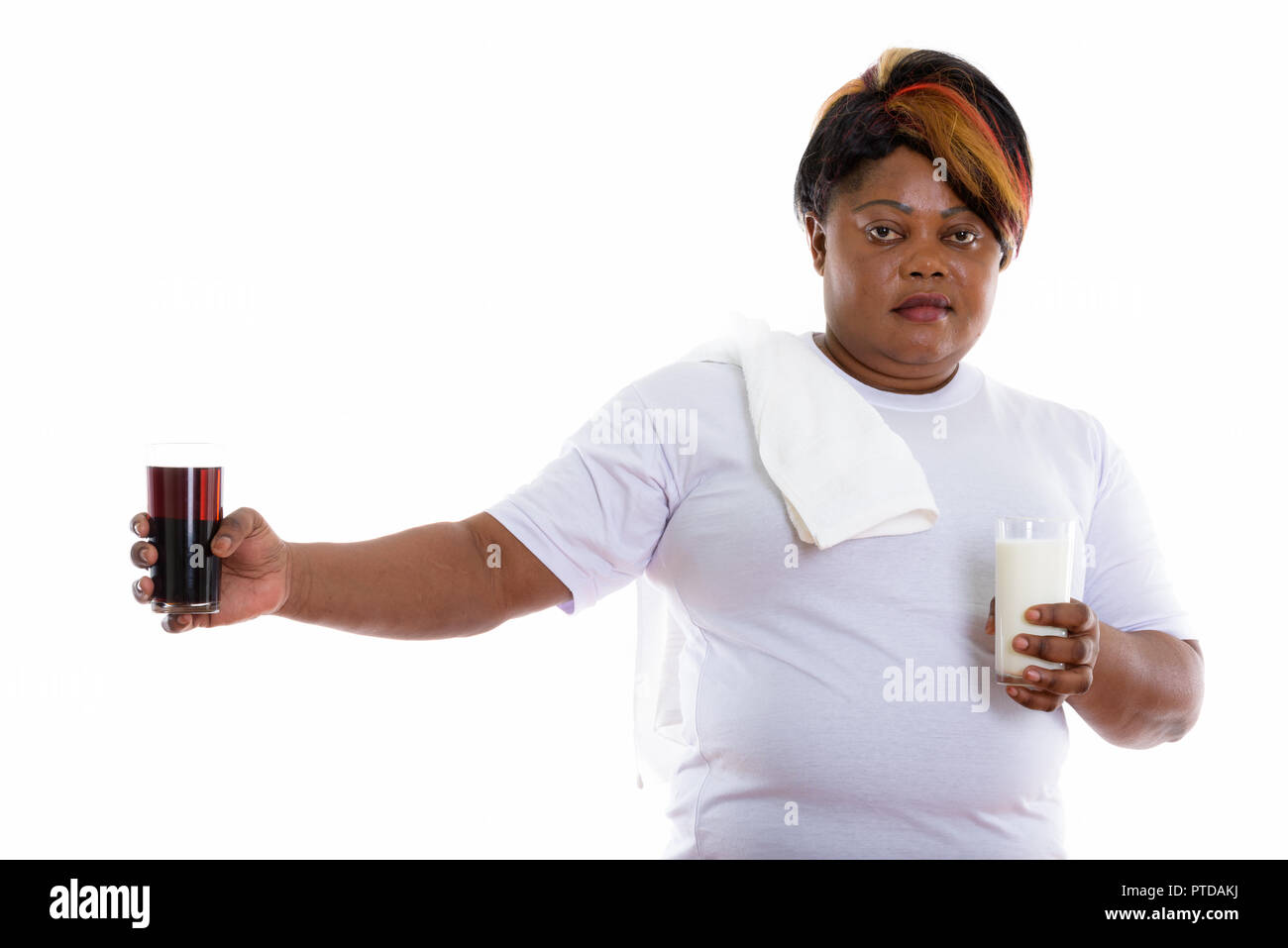 Studio shot di grasso nero donna africana la scelta tra vetro di Foto Stock