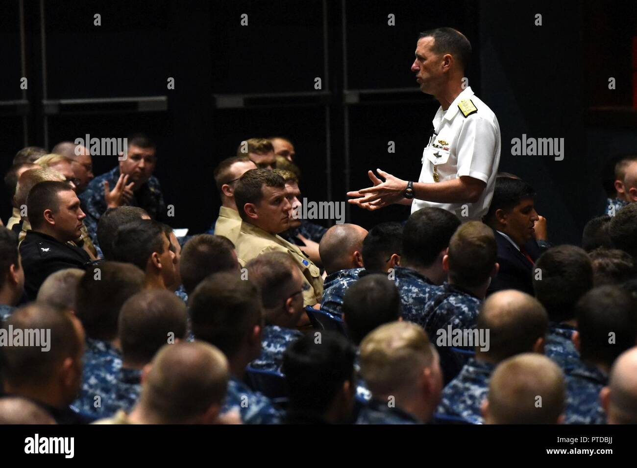 GROTON, Connecticut. - (Luglio 7, 2017) Il 31 Capo di operazioni navali, ADM. John Richardson affronta i marinai da Groton-area comunità sottomarina durante una chiamata di mani in Dealey Theatre navali di bordo base sottomarina, New London a Groton, Connecticut. Richardson descritto le missioni di fronte oggi i suoi marinai tra cui un aumento della concorrenza da parte di altre nazioni in tutti i domini, mantenendo la libertà di navigazione e le tensioni nella penisola coreana. Richardson ha trascorso la maggior parte del tutto le mani con la chiamata risponde alle domande dei marinai nel pubblico. I marinai' domande erano di così ampia portata come supporto di un Foto Stock