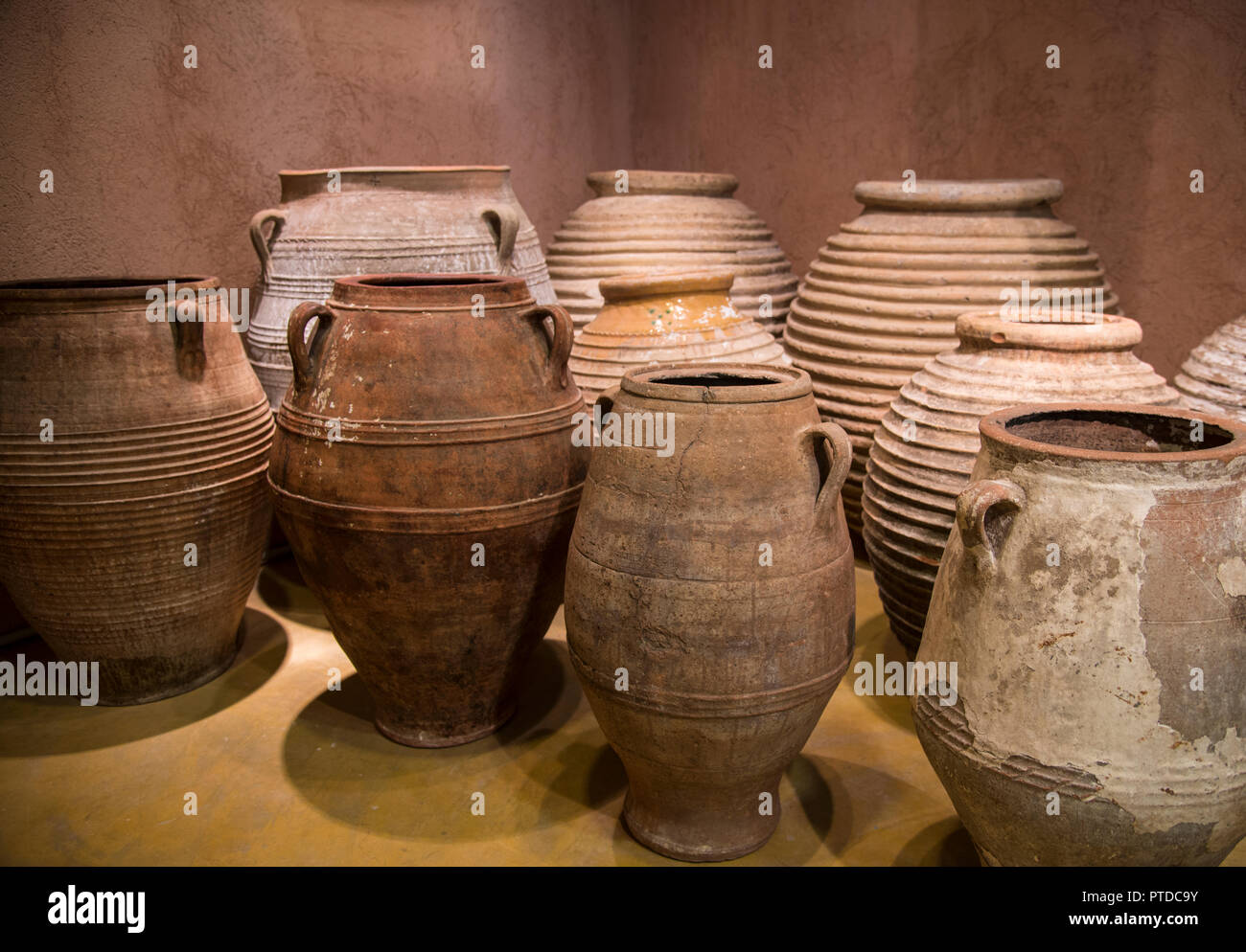 Tradizionale e vasi di oliva Foto Stock