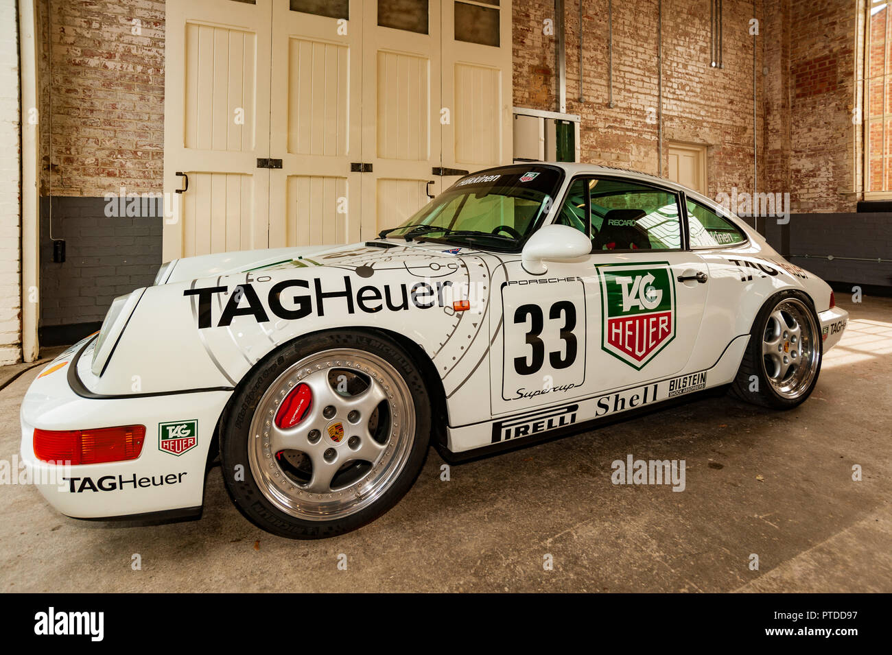 Porsche 911 in bianco con Tag Heuer branding per Mikka Hakkinen in Impostazione seminario Foto Stock