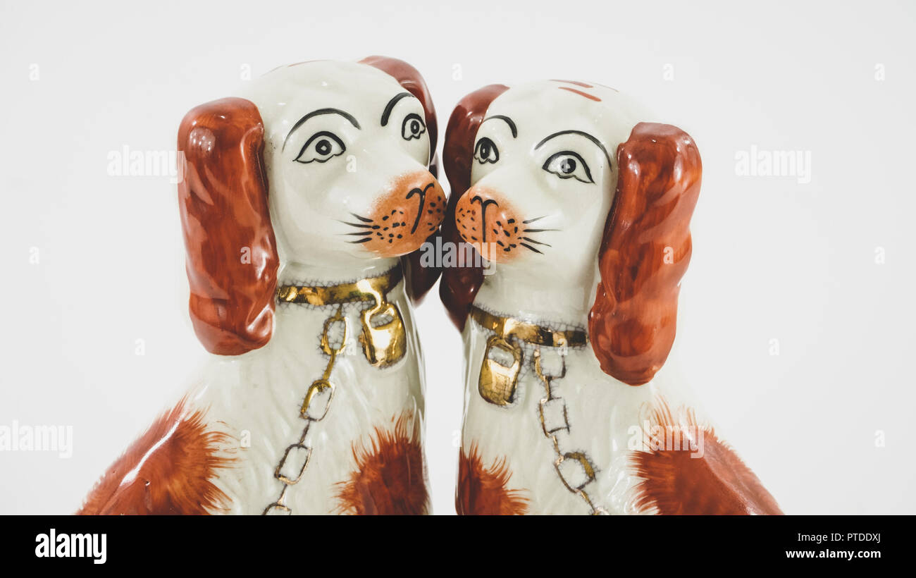 Due cani in ceramica con affetto pendente verso uno un altro e sognare il futuro. Cucciolo di concetto di amore. Perfetto per San Valentino. Foto Stock