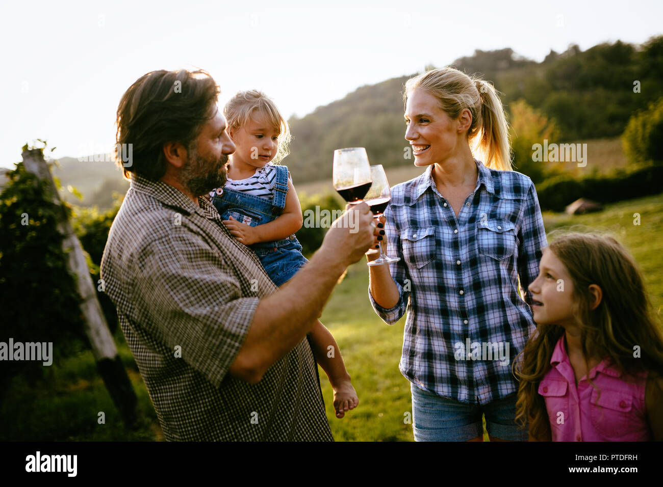 I viticoltori della famiglia in vigna degustazione vigna di nizza Foto Stock