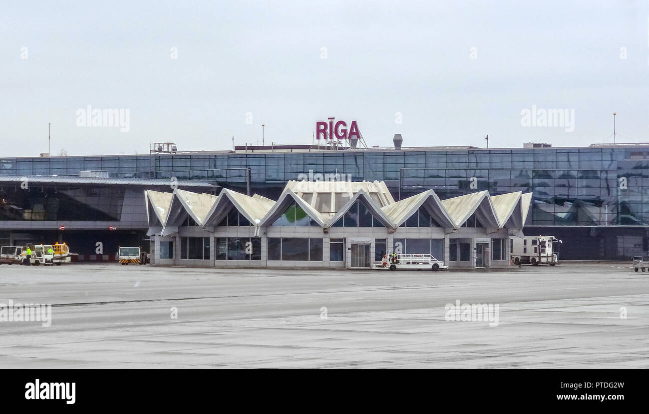 Riga dall'Aeroporto Internazionale di Riga, la capitale della Lettonia nel periodo invernale Foto Stock