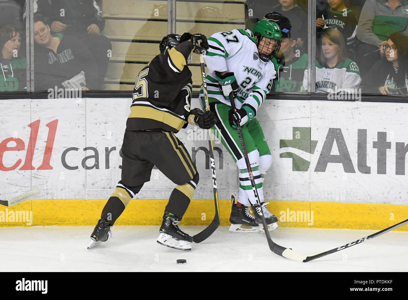 Ottobre 6, 2018 North Dakota combattimenti in avanti falchi Ludvig Hoff (27) e Manitoba bisonti defenceman Lucas Skrumeda (25) battaglia lungo gli assi per il puck durante il terzo periodo di una mostra gli uomini's college hockey gioco tra il Manitoba bisonti e la University of North Dakota falchi di combattimento a Ralph Engelstad Arena di Grand Forks. Il Dakota del Nord ha vinto 3-2 in ore di lavoro straordinario. Foto di Russell Hons/CSM Foto Stock