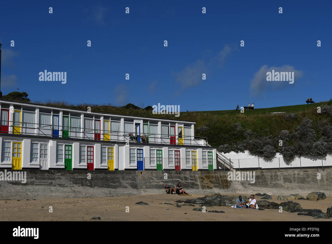 St Ives, Cornwall, Regno Unito. Il 9 ottobre 2018. Regno Unito Meteo. Il caldo sole ha portato le persone sulle spiagge di St Ives questa mattina. È stato un piacevole 16,5 gradi C. domani è prevista per essere ancora più caldo. Credito: Simon Maycock/Alamy Live News Foto Stock