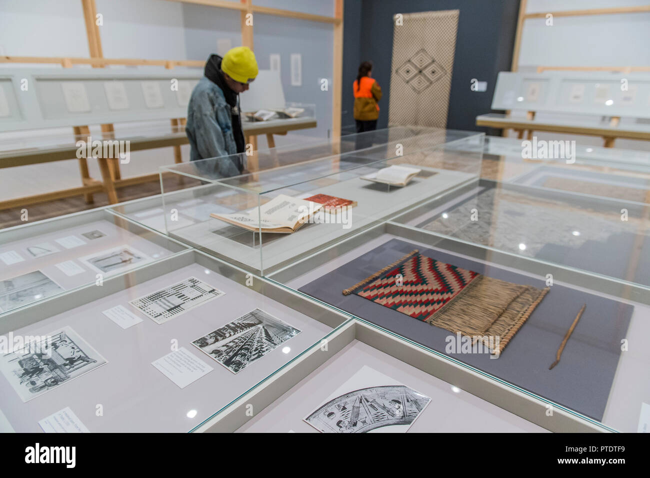 Londra, Regno Unito. 9 Ott 2018. Anni Albers mostra alla Tate Modern. Mettendo insieme le sue più importanti opere provenienti da importanti collezioni in USA e in Europa, molti dei quali verrà mostrato nel Regno Unito per la prima volta. E si tratta di apertura davanti il centenario del Bauhaus nel 2019. Credito: Guy Bell/Alamy Live News Foto Stock